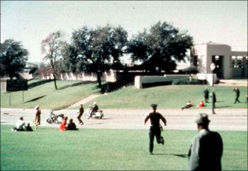 Dallas, 22 novembre 1963. JFK è stato appena ammazzato e un agente corre verso la Grassy Knoll.