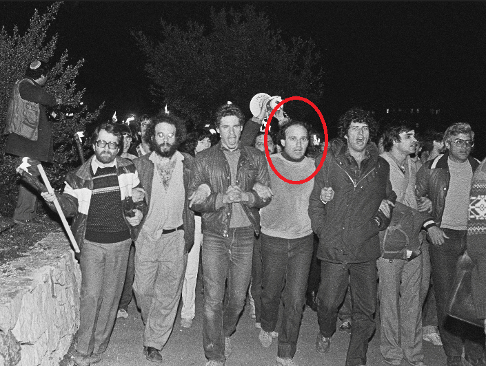 Gerusalemme, 10 febbraio 1983. Emil Grunzweig (cerchiato in rosso) in marcia alla manifestazione di Peace Now. Sarà ucciso pochi minuti dopo.