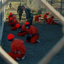 Detenuti a Guantanamo. Foto da Réseau Voltaire, via Kelebekler