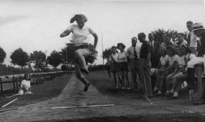 Firenze, 1940. Margherita Hack impegnata in una gara di salto in lungo.