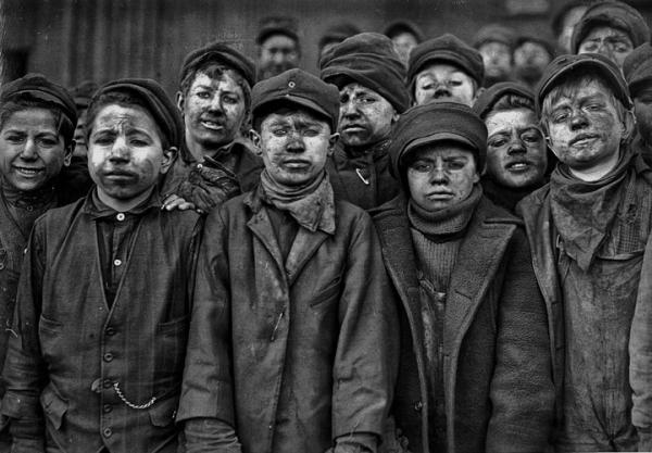 Adolescenti di 14/15 anni al lavoro nelle miniere di carbone. 16 ore al giorno per sei giorni alla settimana. Foto di Lewis Hine, 1911