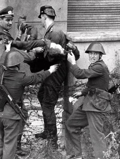 Berlino Est, 1962. Peter Fechter ucciso nel tentativo di scavalcare il Muro.‎