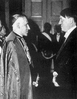 Un arcivescovo di Santa Romana Chiesa in compagnia del cancelliere tedesco dal 1933 al 1945.
