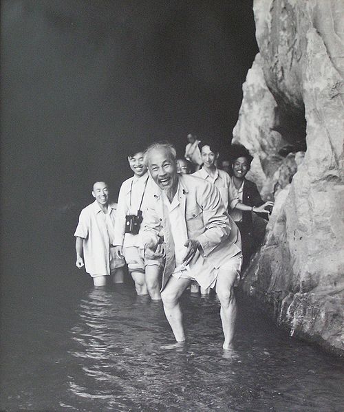 Ho Chi Minh nel fiume Lijang, in Cina, nel 1961.