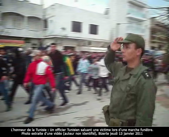 Tunisia, 13 gennaio 2011. Un soldato porge il saluto militare al passaggio del feretro di un ragazzo ucciso negli scontri.