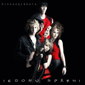 La band lettone Iedomu Spārni (il nome significa "No Way Back") e la copertina del suo disco Dienasgrāmata ("Diario").