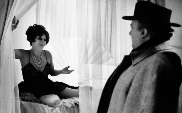 Magali Noël, nella parte della signorina Gradisca, con Federico Fellini sul set di “Amarcord”