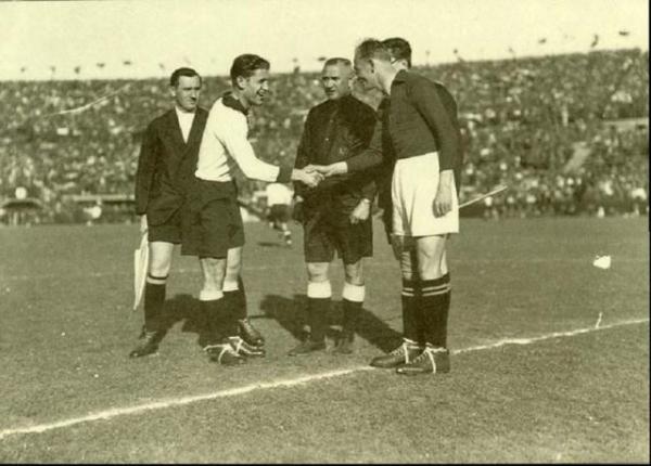 Sindelar e il capitano tedesco si stringono la mano prima del calcio d’inizio dell’“Anschlussspiel”