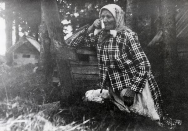 Lament singer Paraskeva Mitronen wailing at the grave of relatives (1932)