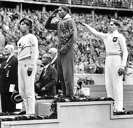 Berliinin olympialaisten pituushypyn mitalikolmikko: Jesse Owens, Lutz Long ja Naoto Tajima