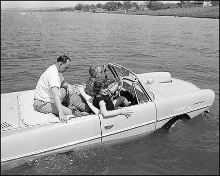 Lyndon Johnson, di spalle, a bordo di un'auto anfibia.