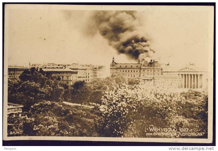 Vienna, 15 luglio 1927. Il rogo del Palazzo di Giustizia (Justizpalastbrand) durante la Rivolta di Luglio.