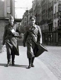 Karl Hotz (a destra) per le vie di Nantes.