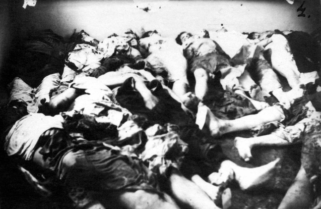 Il pogrom di Kielce (4 luglio 1946): vittime accatastate nell'edificio di via Planty 7.