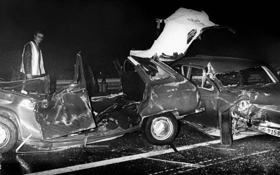 Kilchberg, 24 novembre 1972. I resti della Renault 16 di Mani Matter dopo l'incidente.