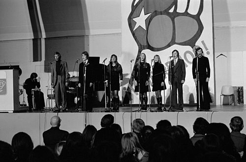 The KOM-teatteri choir on stage in 1974.
