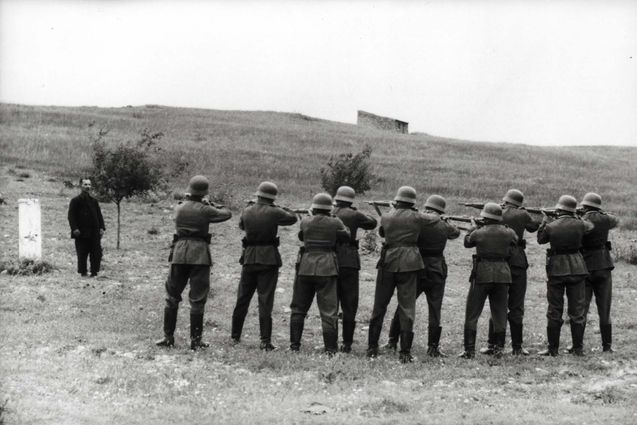 Creta, 1941. Fucilazione di un resistente da parte di un plotone tedesco.