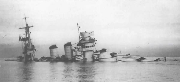 La corazzata Cavour affondata dagli aerei inglesi nel porto di Taranto, 12 novembre 1940