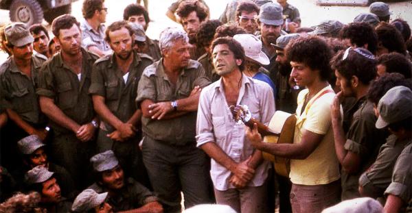 Leonard Cohen, accanto ad Ariel Sharon, improvvisa una canzone in mezzo ai soldati israeliani durante la guerra del ‘73