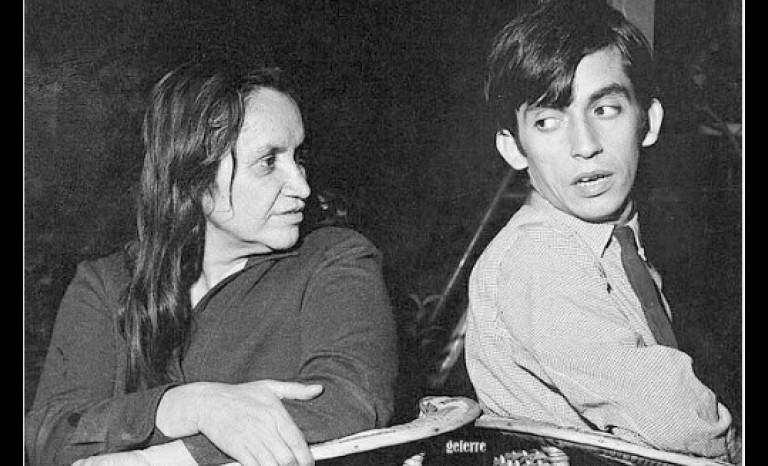 Violeta Parra e suo figlio Ángel negli anni '60.