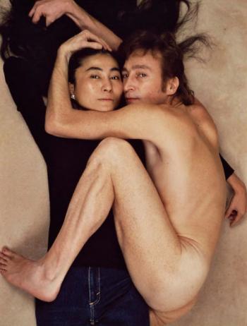  John Lennon e Yoko Ono.  Foto di Annie Leibovitz, 8 dicembre 1980. Cinque ore dopo lo scatto Lennon fu ucciso.
