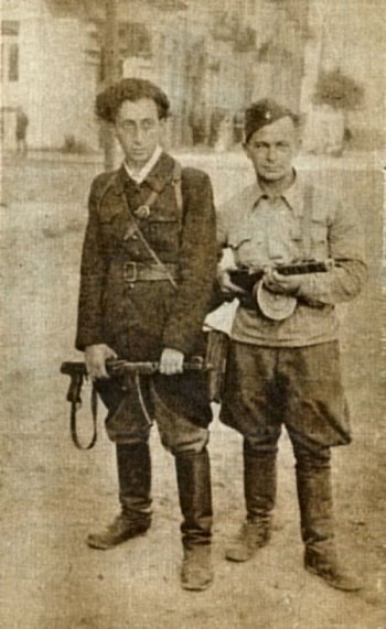 Abba Kovner (a sinistra), uno dei leader della resistenza ebraica a Vilnius, fotografato insieme a Shmerke Kaczerginski dopo la liberazione della città nel luglio del 1944