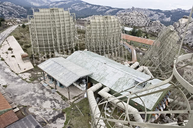 Monte Limbara, tra Gallura e Logudoro, Sardegna nord-orientale. Base americana Medcom abbandonata nei primi anni 90. (Da notare che la foto risale all’agosto di quest’anno.)