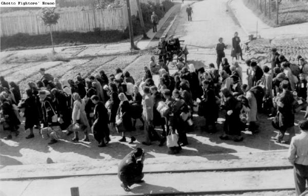 Deportazione dal ghetto di Łódź. La foto è di Mendel Grosman, il fotografo ufficiale dello Judenrat.