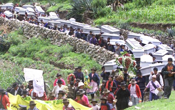 Lucanamarca, Ayacucho, 1983. I funerali di 69 contadini trucidati da Sendero Luminoso. Si trattò di una “punizione collettiva” perchè alcuni abitanti del villaggio, integranti di un gruppo di autodifesa, avevano catturato, torturato ed ucciso un guerrigliero.
