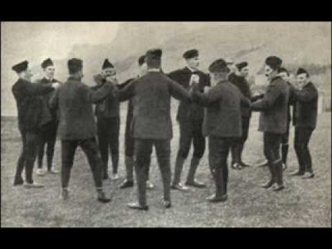 1926: un gruppo di faroesi danza in cerchio l'Ormurin Langi.