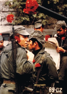 Lisbona, 25 aprile 1974. Il ten. Maia Salgueiro guida la Rivoluzione dei Garofani.