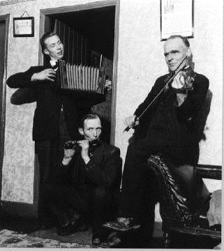 I fratelli Makem. Tommy con la fisarmonica, Jack al centro e Johnny Pickering col violino.