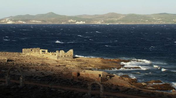 L'isola di Makronissos con alcuni resti di installazioni del campo di concentramento.