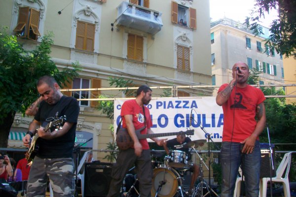 I Malasuerte FI*Sud sul palco in Piazza Carlo Giuliani.