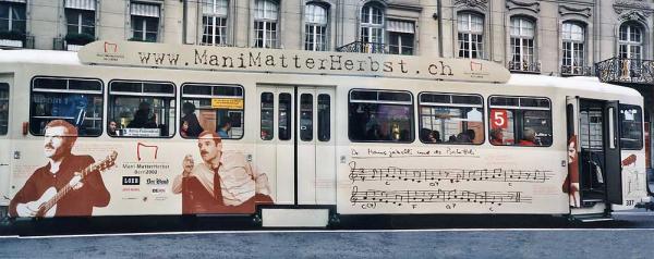 Berna, 2002. Un tram cittadino intero dedicato a Mani Matter per il 30° anniversario della sua tragica morte.