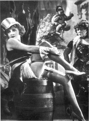 Rosa Valetti accanto a Marlene Dietrich in una famosa scena de “Der Blaue Engel” (“L’Angelo Azzurro”), 1930, regia di Josef von Sternberg