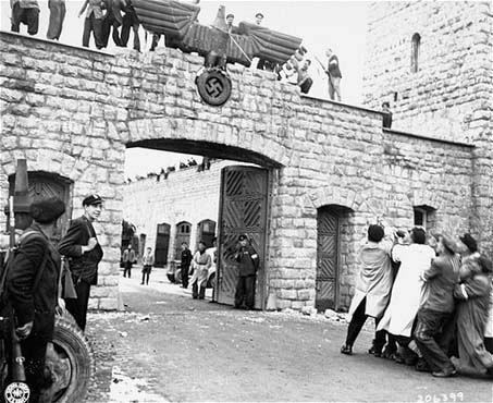 Ex prigionieri repubblicani spagnoli rimuovono l’aquila nazista dall’ingresso del campo di Mauthausen