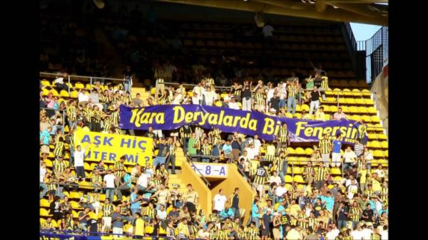 La tifoseria del Fenerbahçe e uno striscione con un verso di questa canzone: "Sui neri oceani sei un faro".