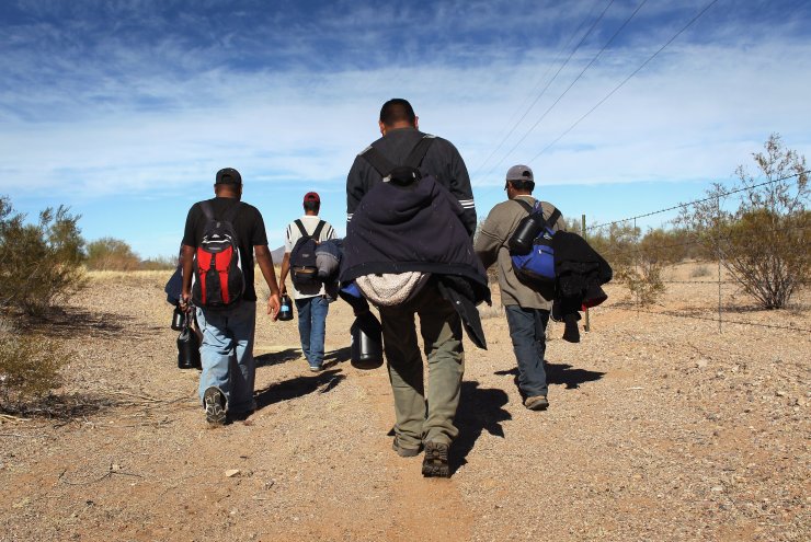 Immigrati messicani passano il confine con l'Arizona in cerca di lavoro