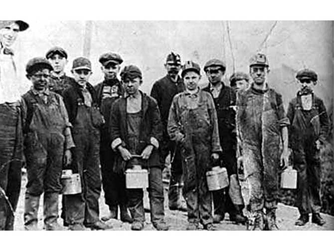 Bambini e ragazzi minatori italiani, a Monongah, prima della tragedia del 6 dicembre 1907.