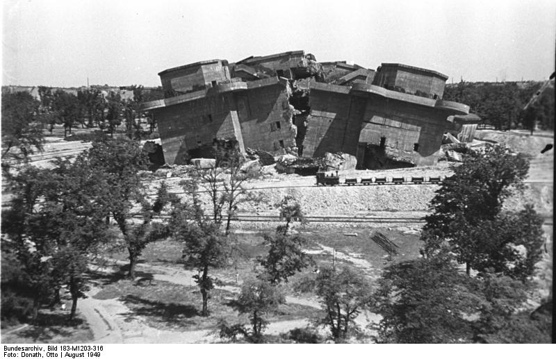 Le Großer Bunkerberg de Berlin, lorsqu'il venait de se former en 1949. Ensuite, il a étè appelé Mont Klamott à l'instar d'autres tas de décombres dans les villes allemandes.