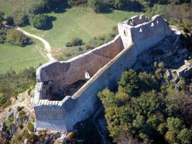 Le rovine del castello di Montségur, estrema difesa dei Catari.