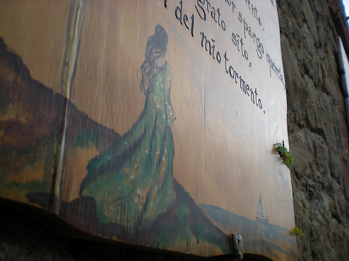 Rocca di Favale, Valsinni (MT). Il sonetto D'un alto monte onde si scorge il mare di Isabella di Morra su un dipinto ad esso ispirato, sulle mura del castello.