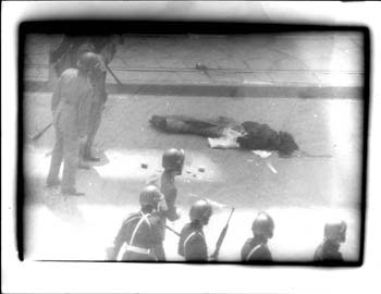 Il corpo sfracellato di Zibecchi attorniato da polizia e carabinieri.