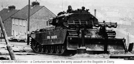 Derry, 1° agosto 1972. Un carro armato inglese entra nel Bogside.