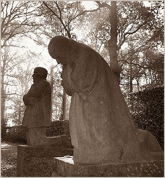 Käthe Kollwitz, Sorgende Eltern (The Mourning Parents). German War Cemetery of Yprès/Vladslo.