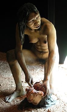 Mulier Antecessor mentre pratica il cannibalismo (ricostruzione dai ritrovamenti di Atapuerca, Museo Ibeas, Burgos)