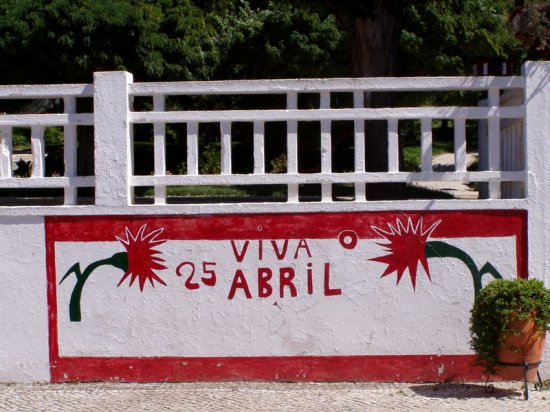 Lisbona. Il 25 aprile e la Rivoluzione dei Garofani. Lisbon. 25 April and the Revolution of Carnations.