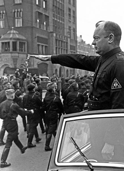Il capo del partito nazista olandese, Anton Mussert, durante una parata.