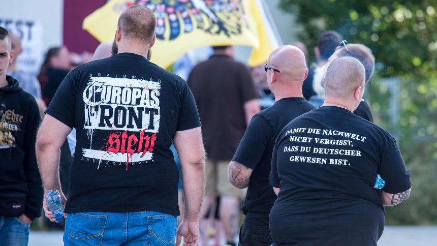 Neonazisti a Francoforte sull'Oder (ex DDR), 2016. Sulla maglietta del sacco di merda a destra: "Perché i posteri non si dimentichino che sei stato un tedesco".